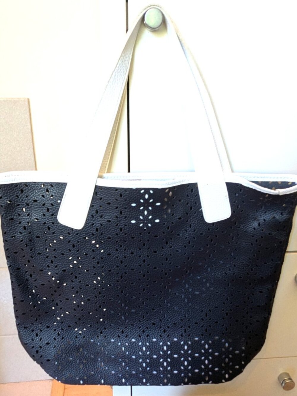 WOMEN'S TOTE IN NAVY BLUE WITH WHITE STRAPS QUALITY VEGAN LEATHER-with tag-SAKS